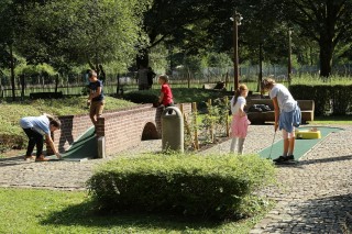 Un mini-golf en famille © Domaine de Palogne