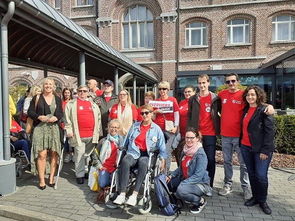 Une équipe de Jaccedeurs devant l'Hôtel Verviers © MMathot