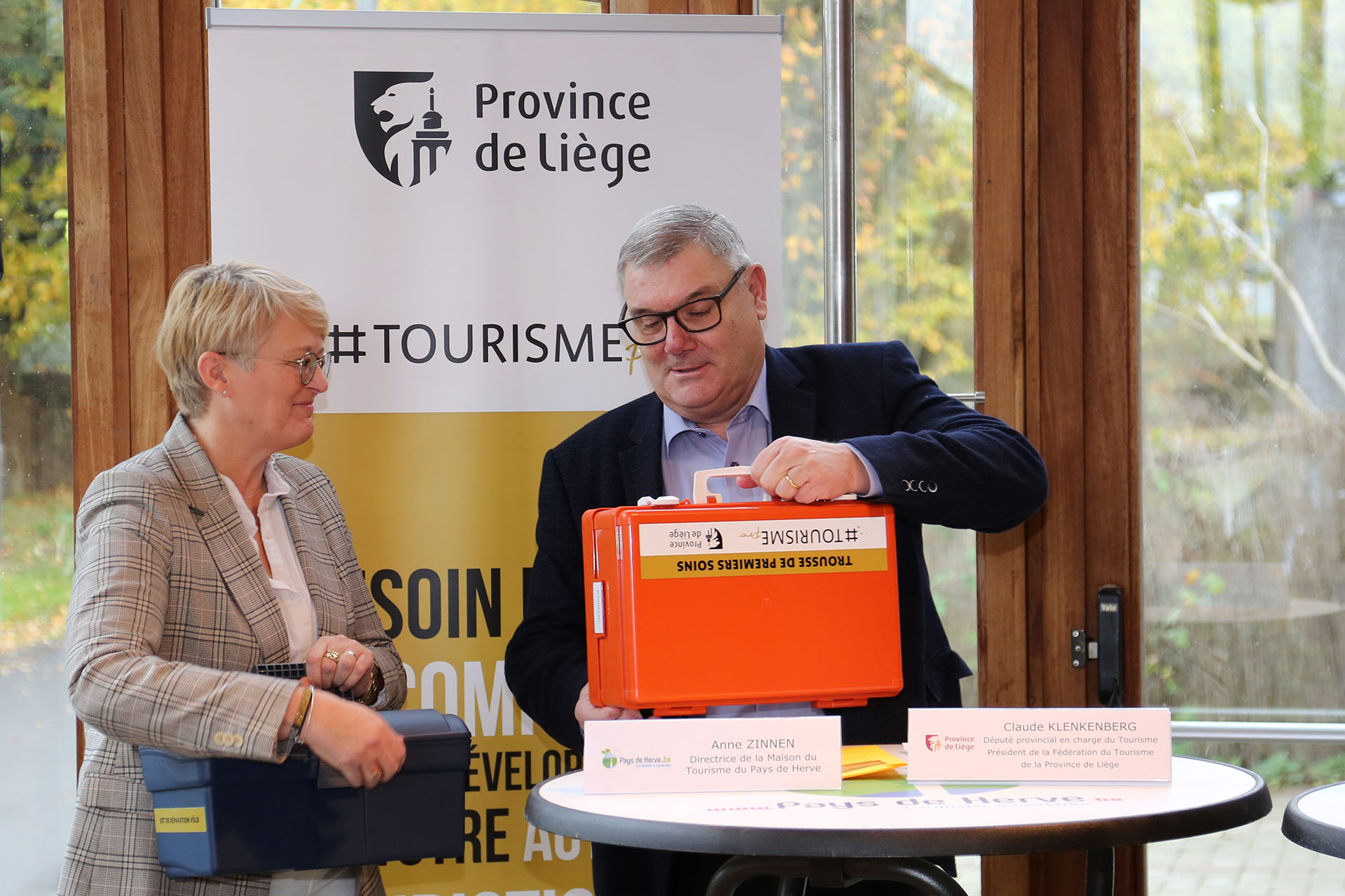 Distribution des kits Bienvenue Vélo, en présence de Monsieur Klenkenberg, Député provincial