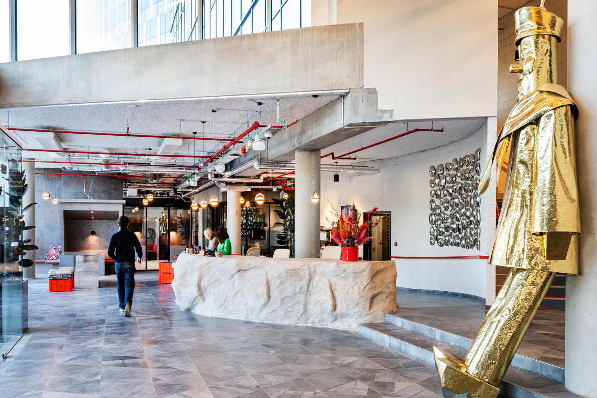 Comment financer vos projets d'investissement grâce aux aides publiques ? - Silversquare Liège - Hall d'entrée